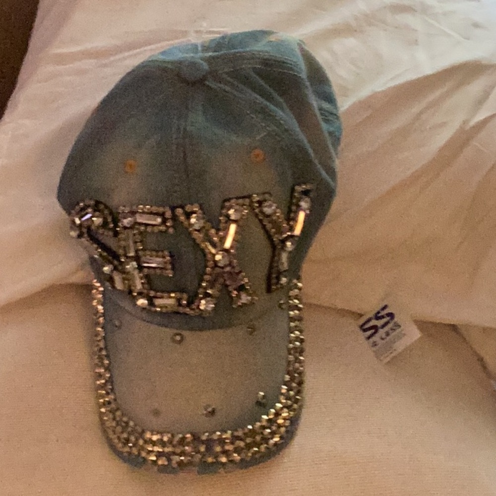 🧢NWT Fun “ Sexy Rhinestone Glitter Cap “ Perfect Addition To Your Closet 🧢